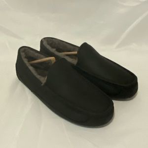 Men’s UGG slippers NEW size 11 Ascot